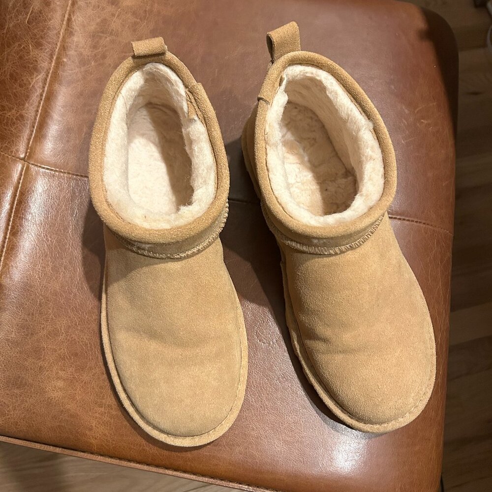 BearPaw super shorty boots size 9 iced coffee color
